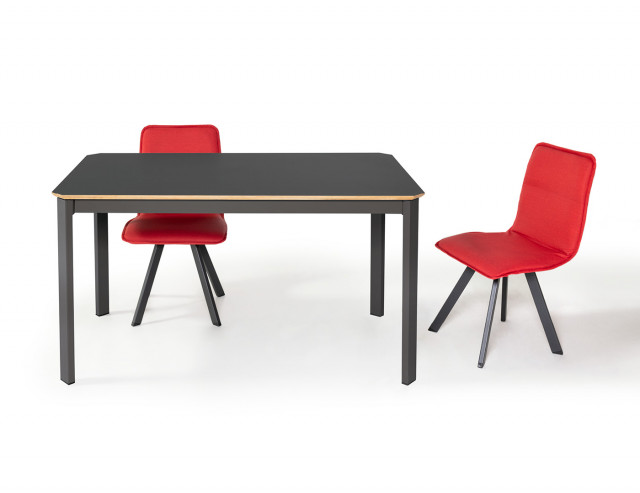 Detalle mesa Club con sillas en rojo