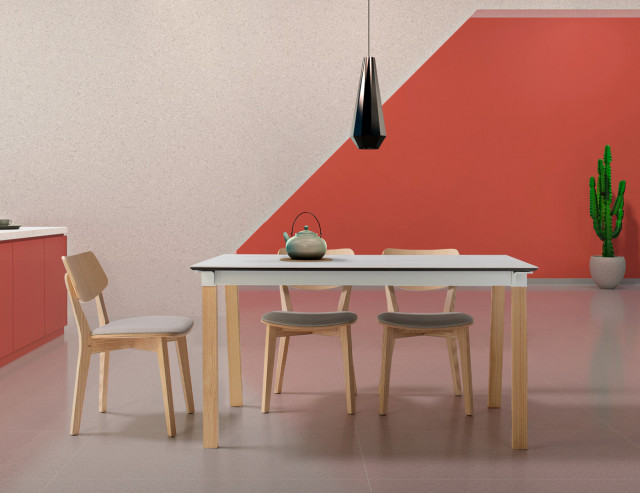 Ejemplo de instalacin de mesa Karma en color claro con sillas