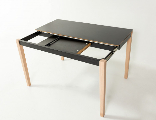 The opening system allows the table to be 50 to 80cm wide