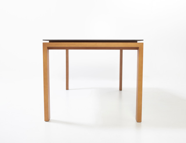 Side view of the Arquus table with wooden legs