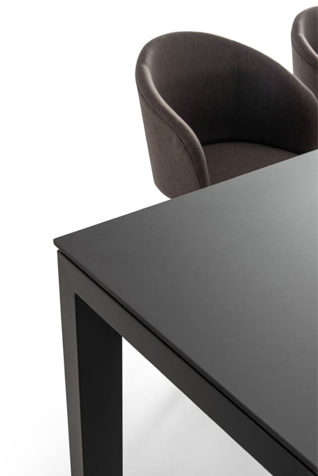 Image of the ultra-matte and silky look of the countertop in Fenix.