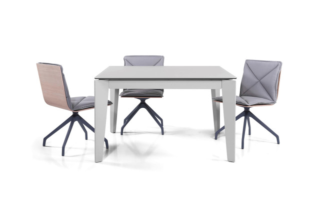 Nomad table in Square format 125x125cm with 1 70cm extension.<br>Tabou offers the option of choosing the same colors for different materials.<br>This allows our tables and chairs to be combined in a single color finish.