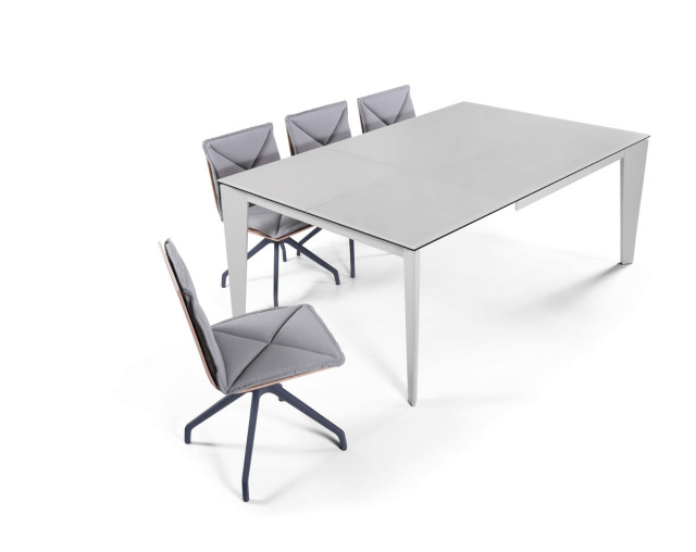 Nomad in square format is available in two sizes: 125x125 and 140x140cm.<br>In its extendable version, the table can open 1 extension of 70cm or 2 extensions of 50cm. This allows the surface to be practically doubled.