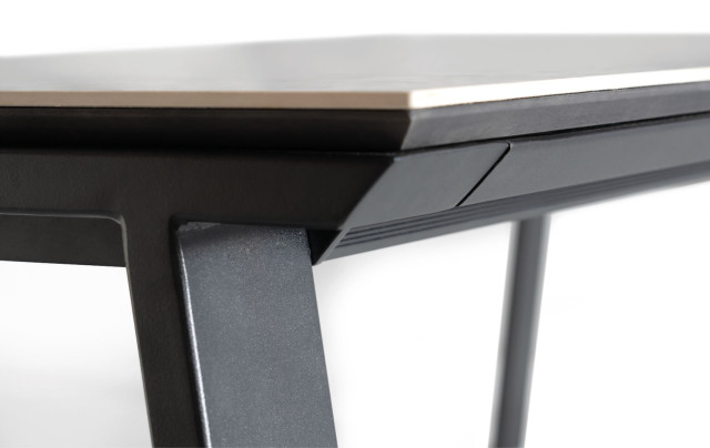 The adjustment of the different pieces fits perfectly so that the presence of the table is compact and with a high level of quality in its finishes.