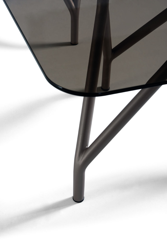 Detalles de la simetr�a de la estructura de la mesa, perfectamente visible a trav�s de la belleza del Cristal Parsol Bronce.