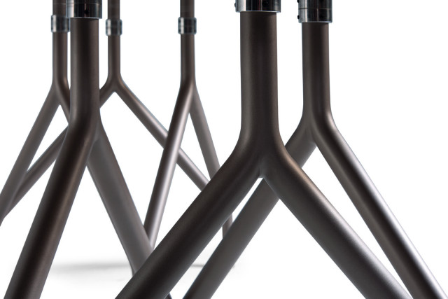 Like the branches of a tree, the tubes of the Ramal table unfold, meet, and merge seamlessly again, forming a single, robust, and harmonious body. Total precision is ensured to achieve a perfect finish at the joints and on the tabletop supports.