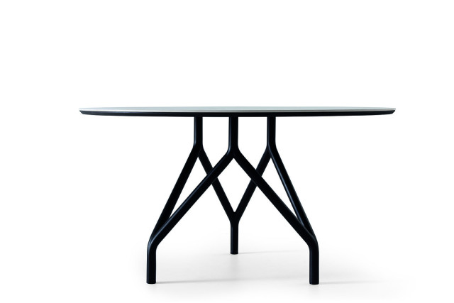 The round shaped Ramal table is manufactured in diameters from 100 to 140 cm. It is perfect for adding refined elegance to any room. It can be used as a dining table with a ceramic, glass, beech, ash, oak, or walnut top, combined with any of the 14 shades from our metallic color chart.