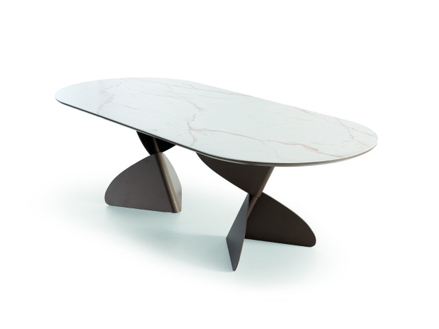 La mesa Volo consigue un efecto escult�rico combinando dos elementos: un tubo y una plancha de acero. Un modelo que cumple con la m�xima del buen dise�o: lograr una pieza que rebosa belleza a partir de una idea simple pero ingeniosa.  En la mesa Volo con encimera de Cer�mica o Dekton, el tablero de soporte tiene el perfil biselado y el acabado a juego del color de la pata de la mesa.