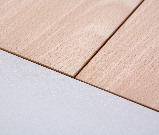 L'extension de la table est plie et la mme couleur que les pieds de table.